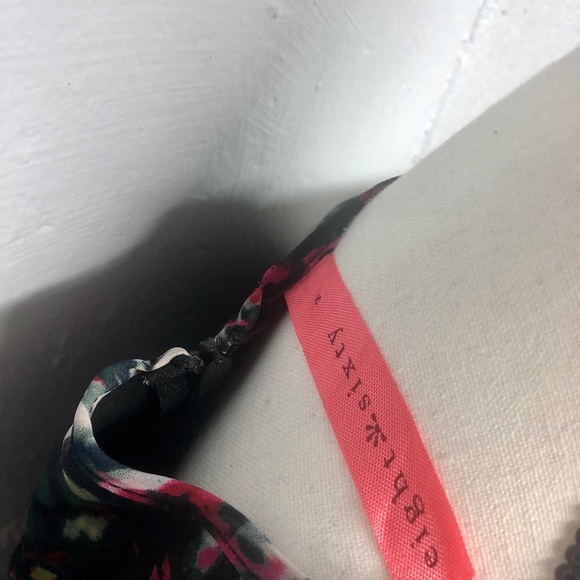 Beautiful Sleeveless Blouse - Picture 9 of 9